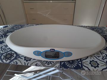 bilancia neonato per pesare il bambino