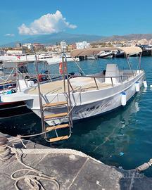 Barca per escursioni costiere