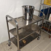 carrello inox con tre ripiani su ruote