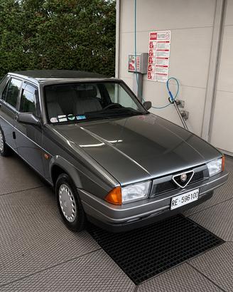 Alfa Romeo Alfa 75 targa oro ASI