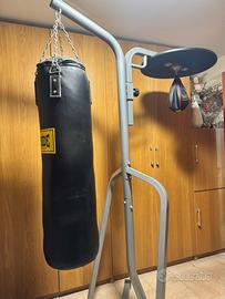 Struttura con sacco da boxe e speed ball