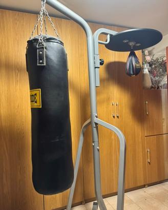 Struttura con sacco da boxe e speed ball