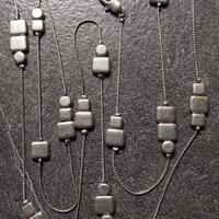 Collana con perline dalla forma geometrica