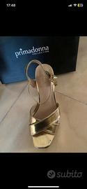 Comodissimo  Sandalo con tacco oro