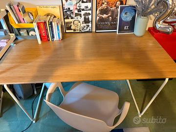 Scrivania vintage in legno con gambe bianche
