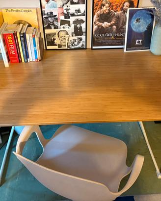 Scrivania vintage in legno con gambe bianche