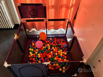 piscina con palline e canestro
