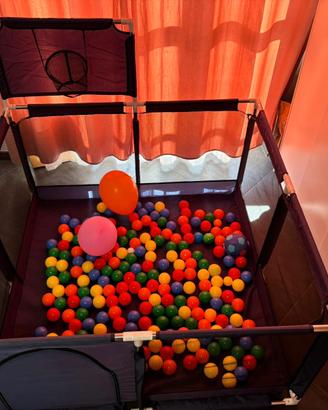 piscina con palline e canestro