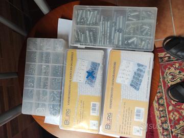 Quattro confezioni di assortimento accessori.