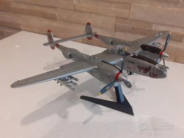 Aereo P-38 scala 1/48 33 cm.