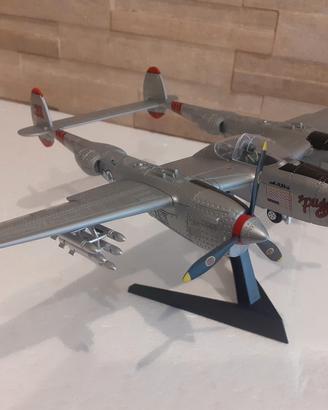 Aereo P-38 scala 1/48 33 cm.