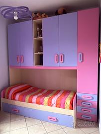 Cameretta rosa e viola, scrivania e sedia