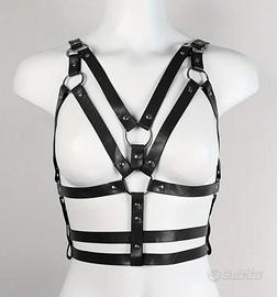 Harness cinghie fetish bustino in simil pelle. 