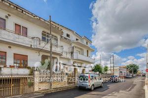 Appartamento di 181 m² con 5 locali e box auto a T