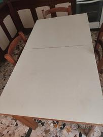 TAVOLO CON 4 SEDIE