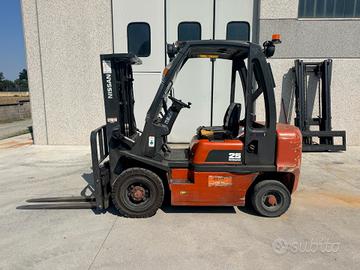 CARRELLO ELEVATORE MULETTO DIESEL NISSAN 25 QUINTA