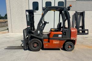 CARRELLO ELEVATORE MULETTO DIESEL NISSAN 25 QUINTA