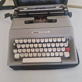 Macchina da scrivere "Olivetti  Lettera 32" del 19