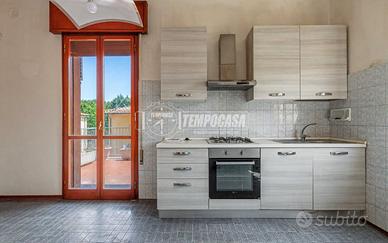 Villa bifamiliare con 2 appartamenti e 6 camere, B