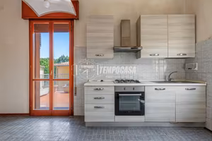 Villa bifamiliare con 2 appartamenti e 6 camere, B