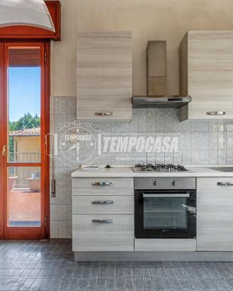 Villa bifamiliare con 2 appartamenti e 6 camere, B