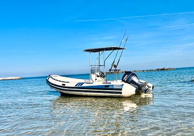 Gommone con motore 40 cv