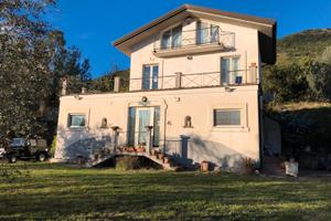 Elegante villa su 3 piani