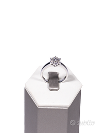 Anello fiore in oro e diamanti