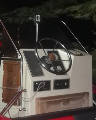 Boston Whaler Montauk consolle e sedile