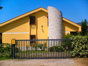 Villa con giardino a salto di fondi