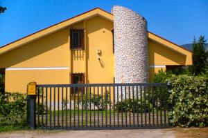Villa con giardino a salto di fondi