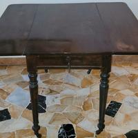 Tavolo in stile con sponde ribaltabili e cassetto