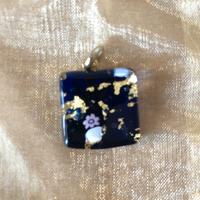 Ciondolo forma quadrato in vetro blu