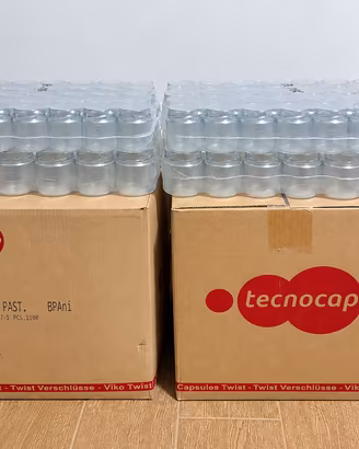Vasi in vetro e capsule/tappi nuovi per conserve –