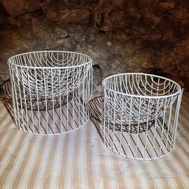 Due portafrutta in metallo 