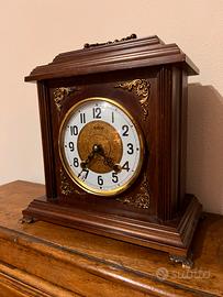 Orologio meccanico che batte le ore
