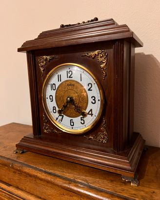 Orologio meccanico che batte le ore