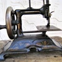 Vecchia macchina da cucire portatile.