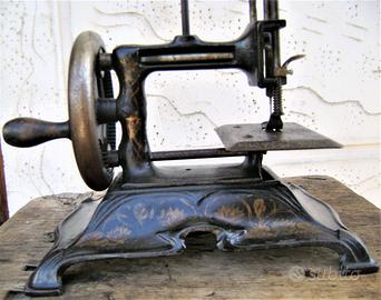 Vecchia macchina da cucire portatile.