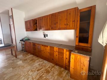Cucina completa di sedie e Tavolo
