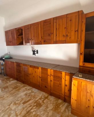 Cucina completa di sedie e Tavolo