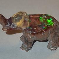 Elefantino scolpito in opale di fuoco