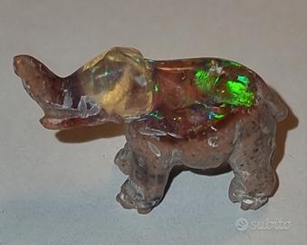 Elefantino scolpito in opale di fuoco