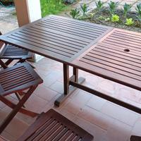 Tavolo in legno e sedie per giardino