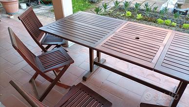 Tavolo in legno e sedie per giardino