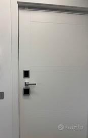 Porta blindata con serratura motorizzata