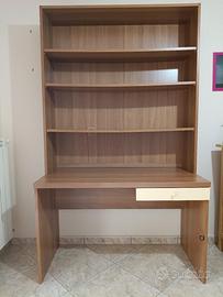 Scrivania con libreria integrato e cassetto 