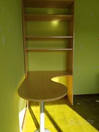 scrivania con libreria