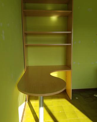scrivania con libreria