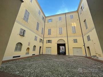 Appartamento di 482 m² con più di 5 locali e box a